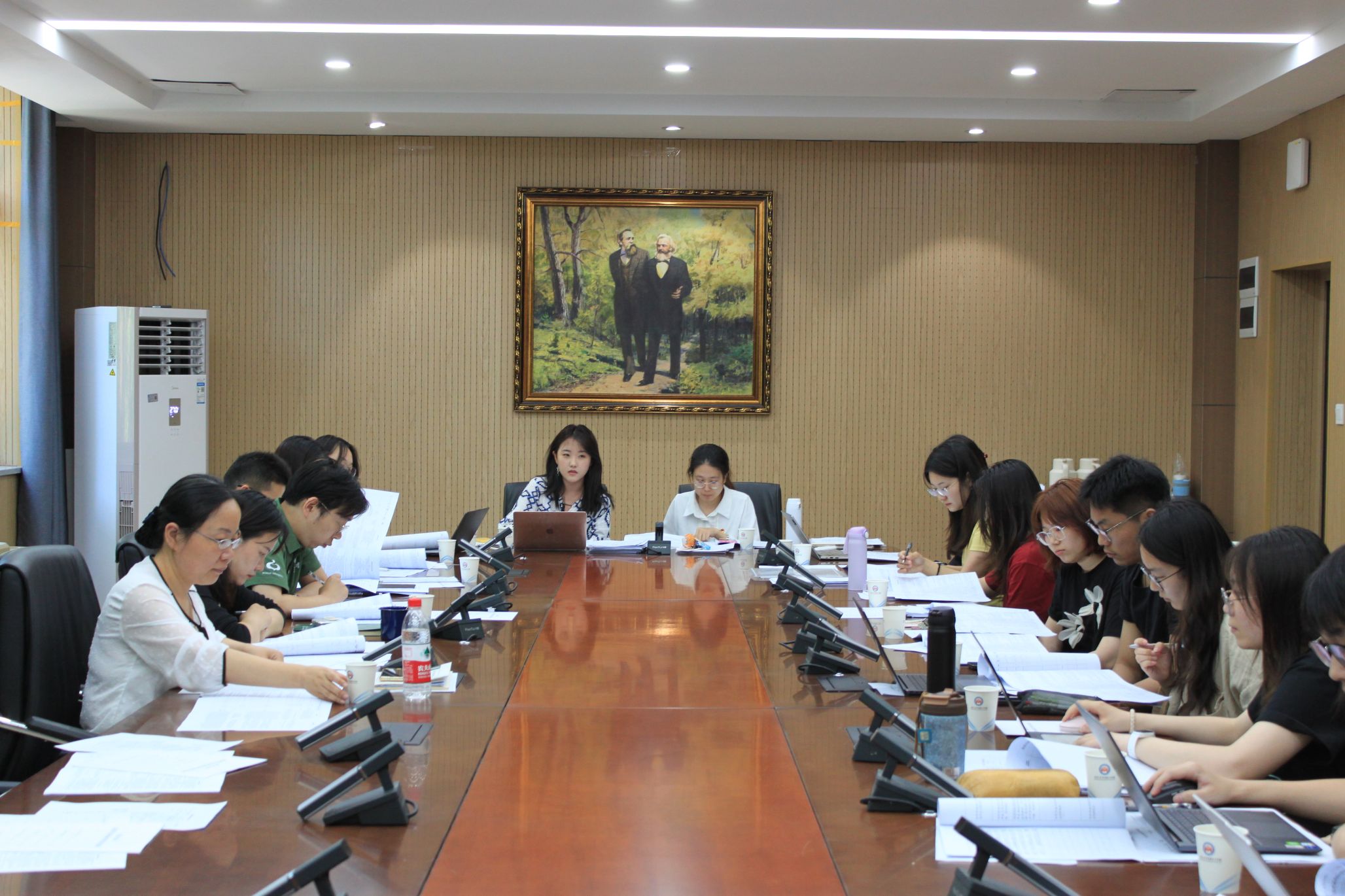 杏吧原创
2025年第一批发展党员预审会暨学院第三期党建工作坊顺利召开